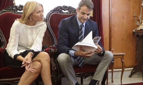 Στο αρχείο η έρευνα για το πόθεν έσχες της συζύγου του Κυριάκου Μητσοτάκη